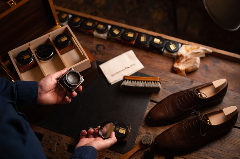 Hoe lang moet schoenpoets intrekken?