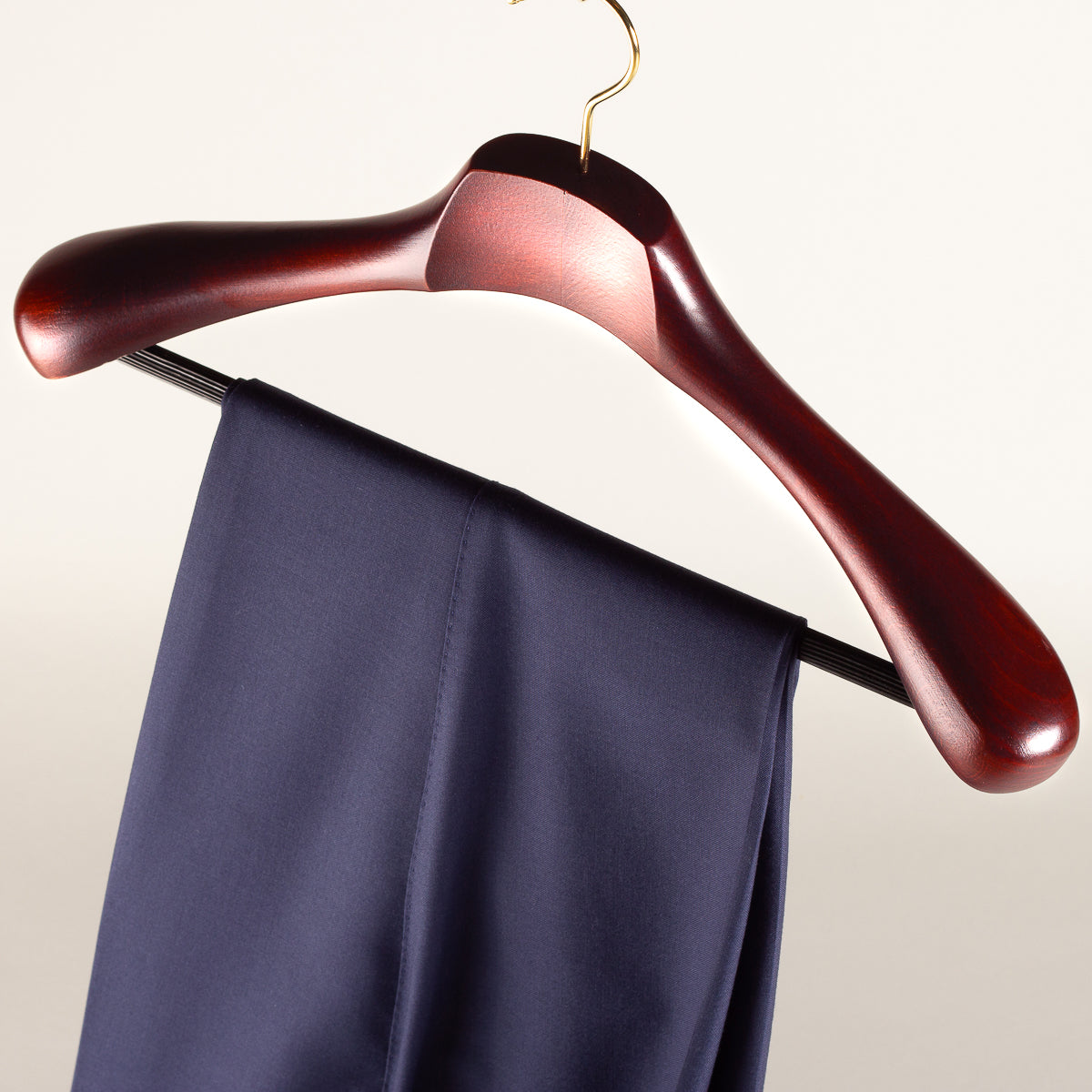 Houten kledinghanger voor pak deluxe - mahonie met broeklat