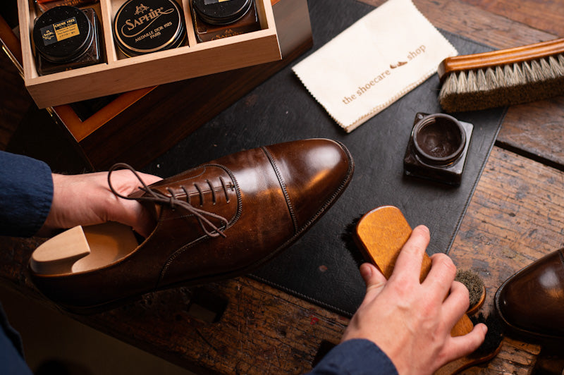 Schoenpoetsgids voor beginners - Leer goed voor je schoenen te zorgen met onze schoenpoetsgids voor beginners.