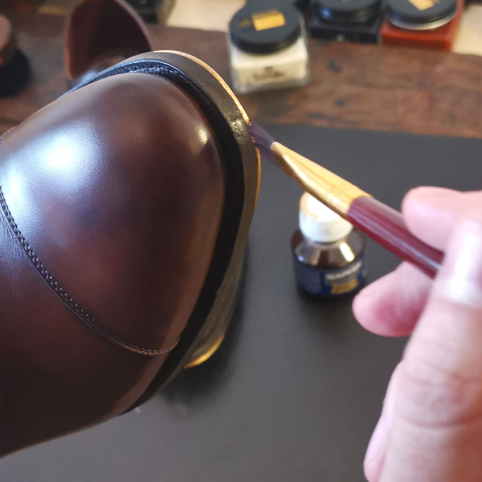 Schoenen verven - Wil je schoenen van een ander kleurtje voorzien? Lees hier hoe je dat het beste doet.