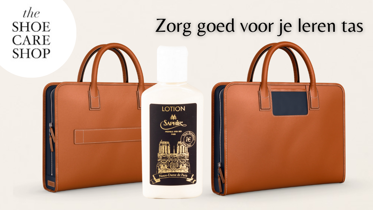 Twee bruine leren tassen flankeren een fles Saphir lotion. Tekst: "the SHOE CARE SHOP" en "Zorg goed voor je leren tas".