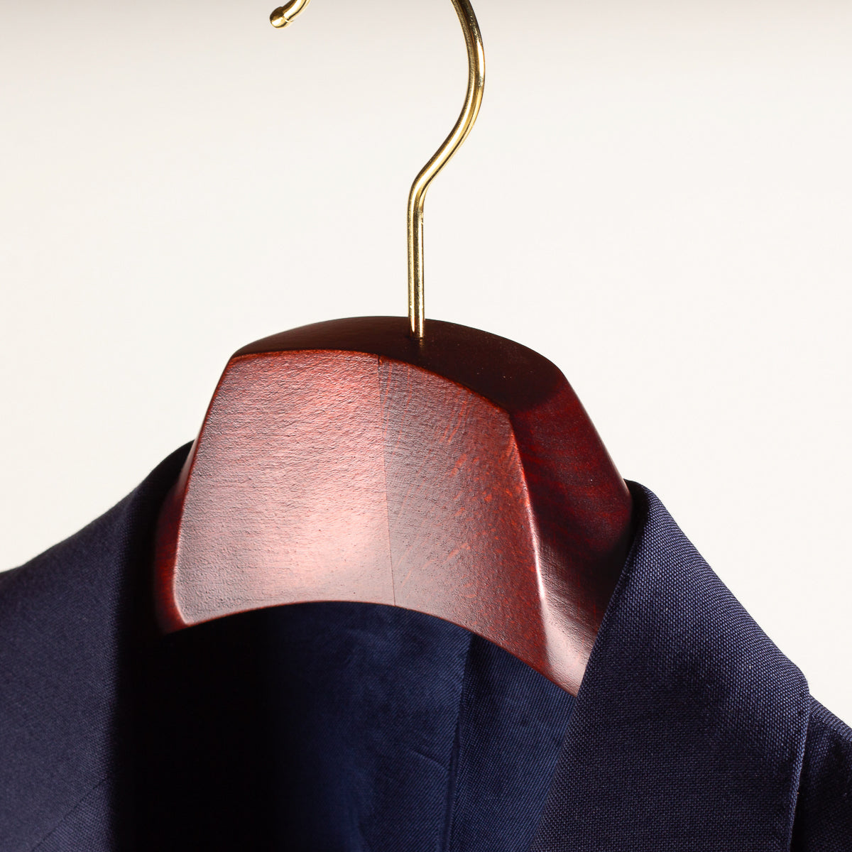 Houten kledinghanger voor pak deluxe - mahonie met broeklat