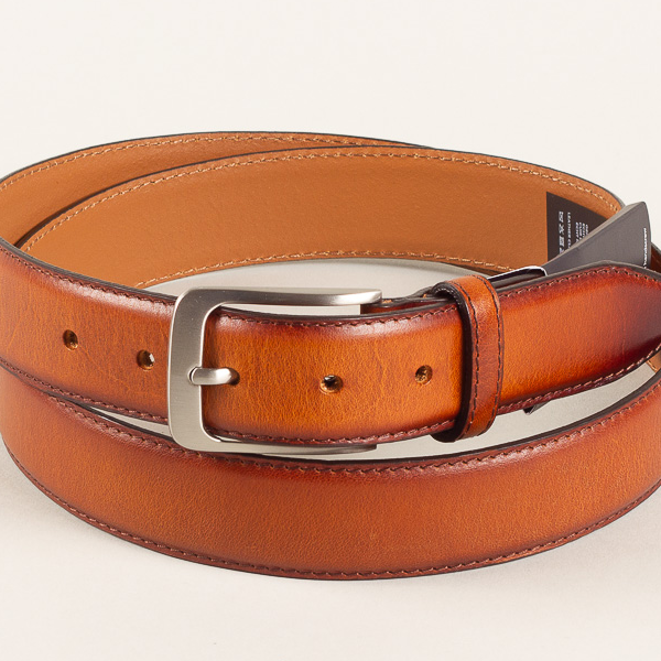 Lichtbruine leren riem met zilverkleurige gesp op een witte achtergrond. Het label is deels zichtbaar.