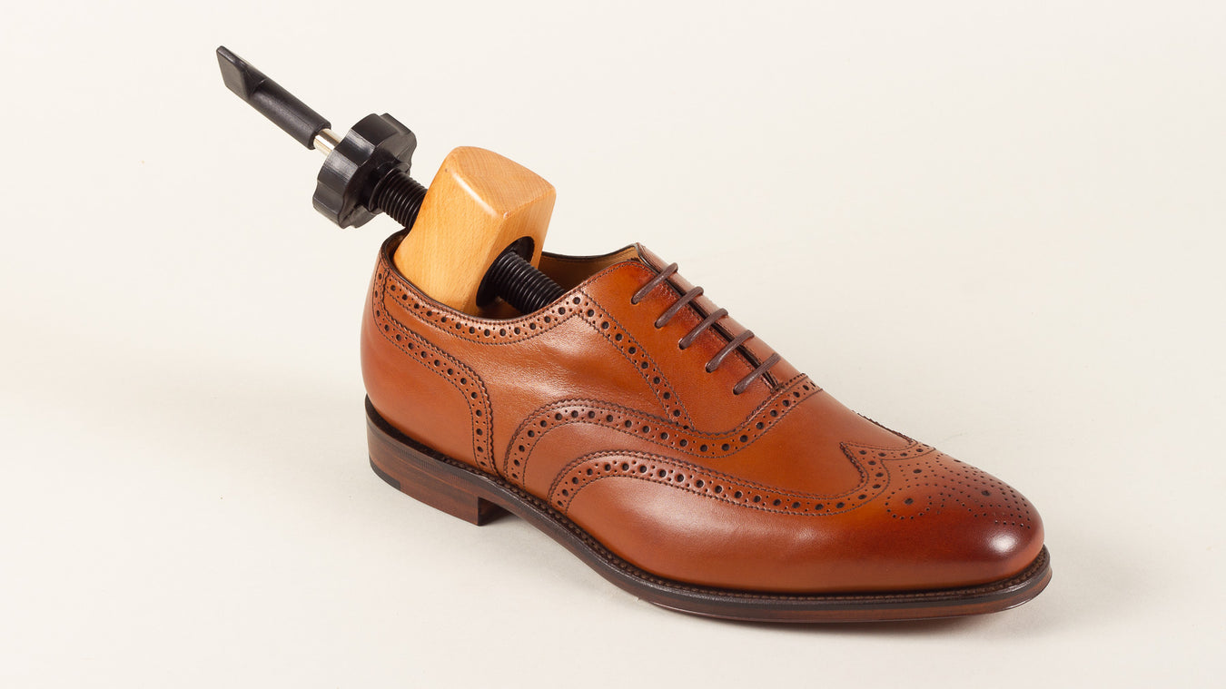 Schoenen oprekken - Rek je knellende schoenen op met een schoenoprekker. In deze gids leggen we je uit hoe je dit aanpakt.
