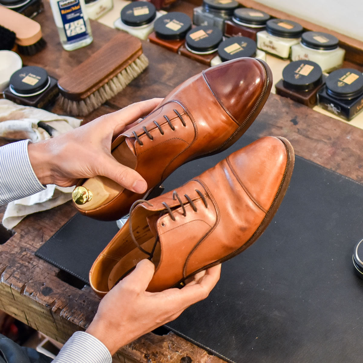 suede poetsen met schoenpoets